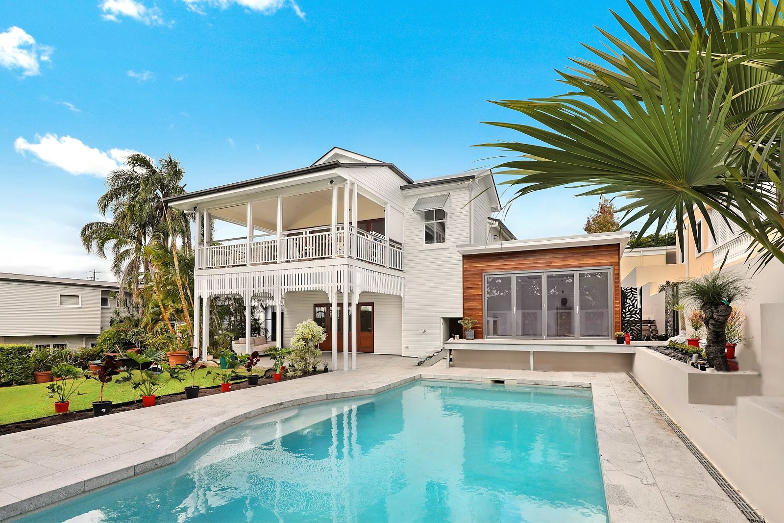Vivienda del residencial con jardín y piscina